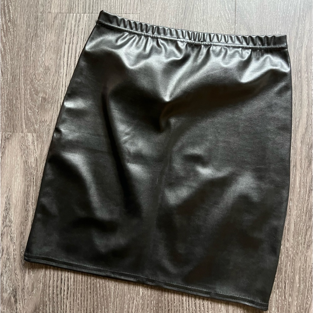 PLT PLAIN BLACK PLEATHER MINI SKIRT